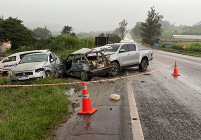 Carro atravessa na frente de picape, bate, deixa um morto e dois feridos na MG-050