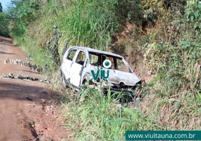 Carro pega fogo após colisão com barranco na zona rural