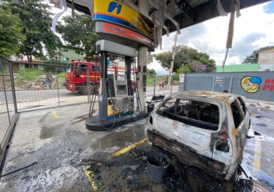 Fogo destrói carro após abastecimento em posto do Irmãos Auler