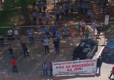 Sindicato protesta contra demissões em frente a sede da J. Mendes