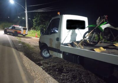 Moto de trilha sem documentação é dor de cabeça para condutor de reboque