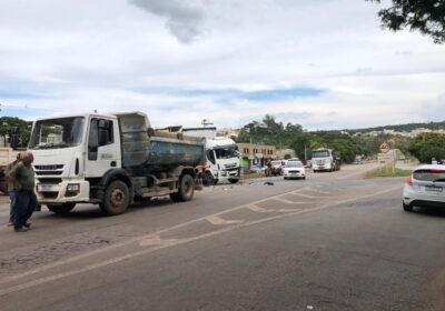 Carreta colide com caminhão da Prefeitura no trevo do Padre Eustáquio