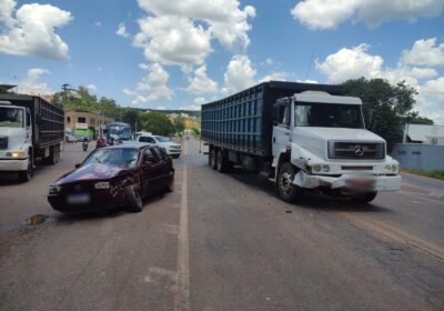 Carro bate em caminhão no trevo do Padre Eustáquio