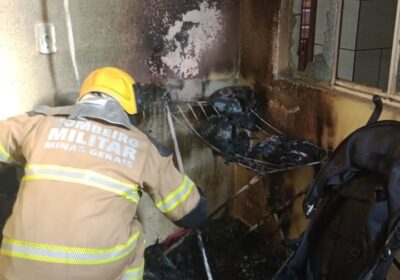 Fogo em roupas é controlado pelos bombeiros no Morada Nova