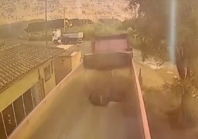 Vídeo mostra homem encontrado em pilha de minério deitado em caçamba de carreta