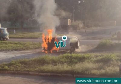 Kombi pega fogo após abastecimento na MG-431