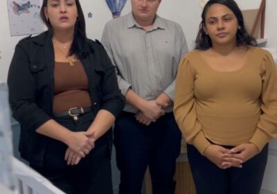 Kaio, ao lado de mães, cobra providências após morte de recém-nascido