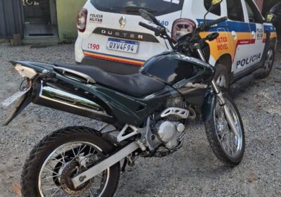Ao tentar fugir de blitz, motociclista é preso por porte ilegal de arma