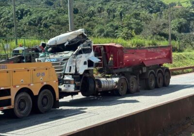 Carreta tomba na Fernão Dias e motorista itaunense não resiste