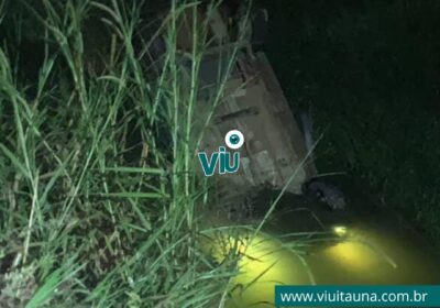 Carro derrapa e despenca no Rio São João em Itaúna