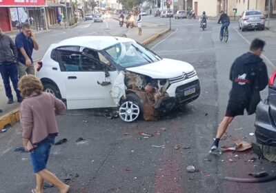 Manobra de mudança de faixa, em horário de pico, capota carro na Jove Soares