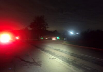 Moto colide com carro na rotatória do Modal e condutor, embriagado, foge