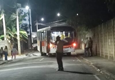 Adolescente fica ferido após acidente com ônibus em Itaúna