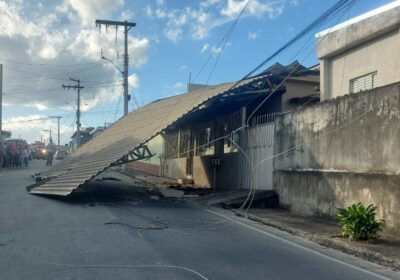 Cobertura desaba, atinge poste e afeta energia na região do Morada Nova