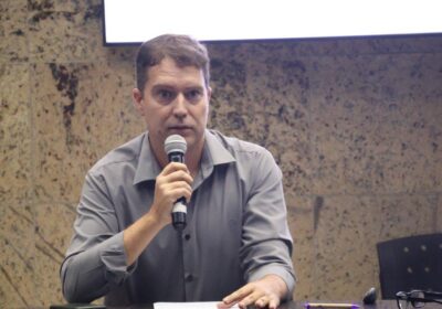 Servidores reivindicam férias-prêmio de 5 anos na presença de secretário na Câmara