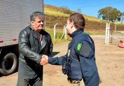 Proprietário se emociona ao rever caminhão recuperado pela PRF em Itatiaiuçu