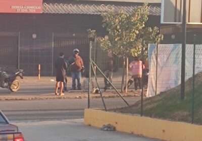 Carro freia, motociclista colide e cai ao solo na Manoel da Custódia