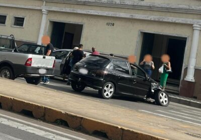 Condutor embriagado causa acidente, foge e resiste à prisão em Itaúna