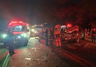 Carro e picape batem de frente na MG-050, entre Itaúna e Divinópolis, e deixam vítimas fatais