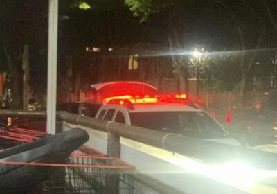 Homem é imobilizado com mata-leão em supermercado de Santanense, após agredir esposa