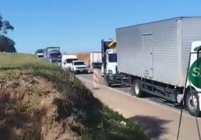 Vereador e prefeito criticam espera de até 1h em obra na MG-050