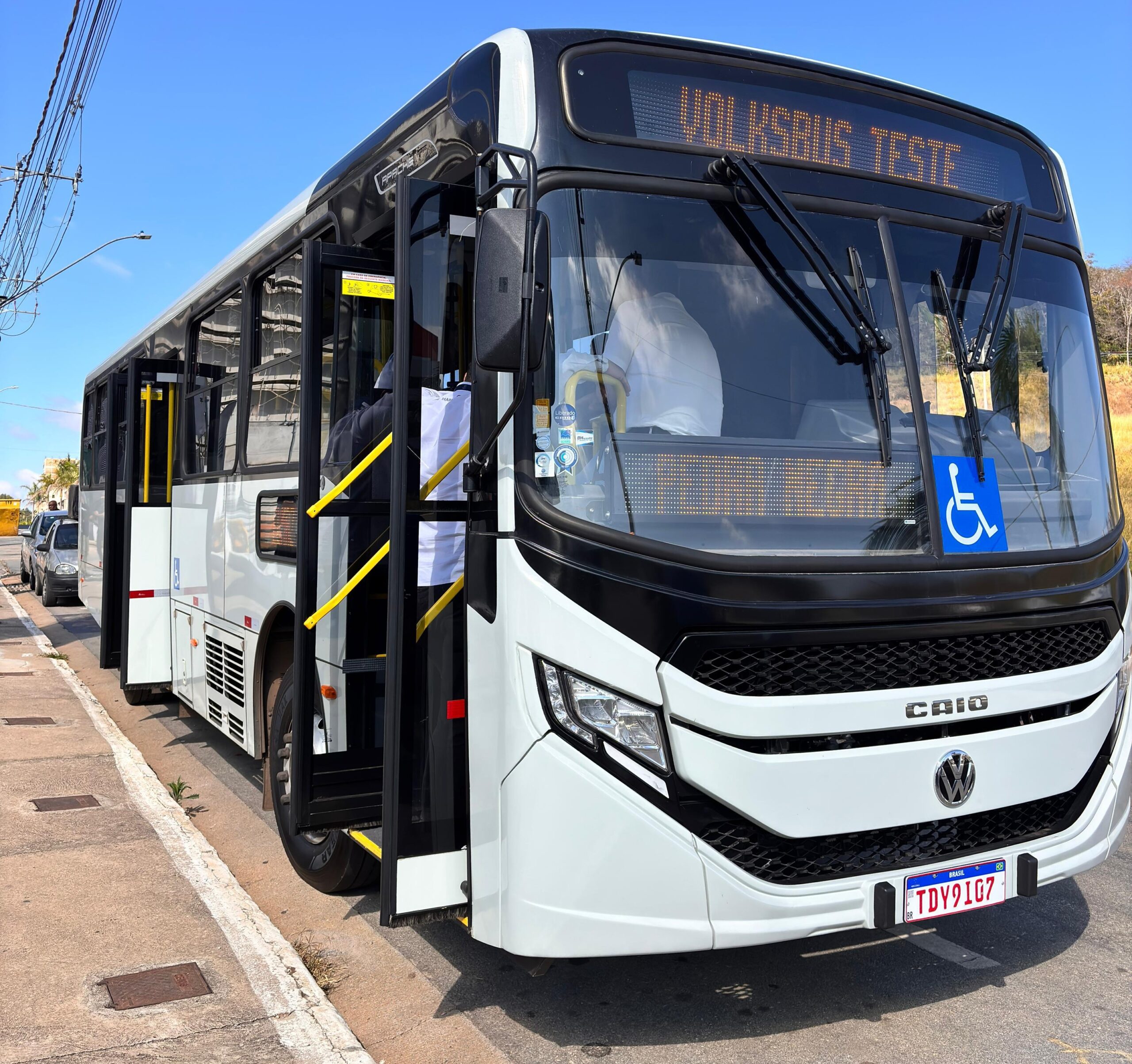 Ônibus novo em Itaúna: Pedra Negra apresenta modelo de demonstração à autoridades