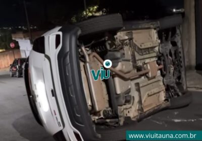 Condutor bate contra carro estacionado e tomba veículo no Cidade Nova