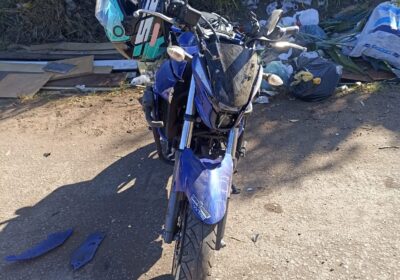 Motociclista colide com carro que acessava estrada do Bisay