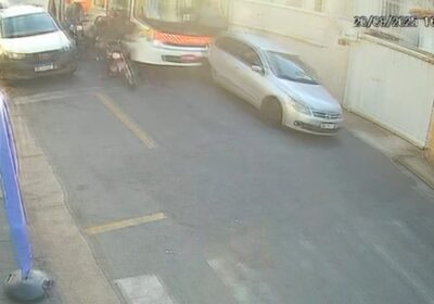 Ônibus atinge motocicleta e carro em semáforo no Piedade