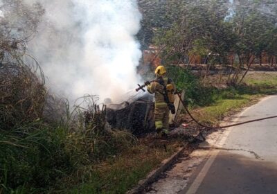 Incêndio consome veículo após capotamento no Itaunense