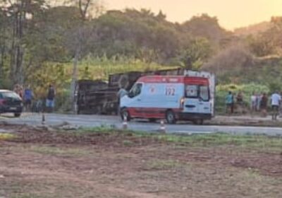 Caminhão tomba em curva no Garcias e criança é socorrida