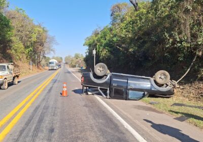 Veículo capota na MG-050 após freada brusca próximo a radar