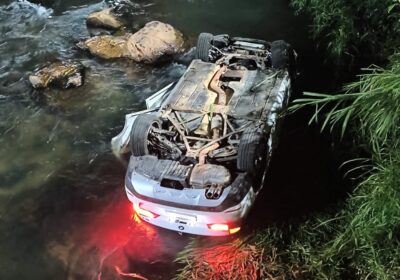 Mulher que dirigia BMW que caiu no Rio São João é autuada em três crimes