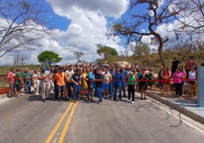 Prefeito de Itatiaiuçu volta a criticar Estado durante inauguração de obra