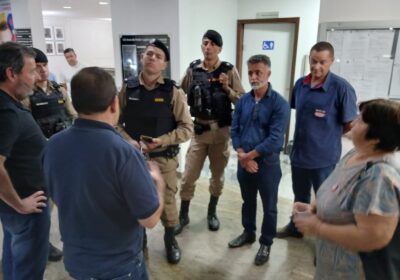 Professora aciona PM por foto constrangedora tirada durante a reunião da Câmara