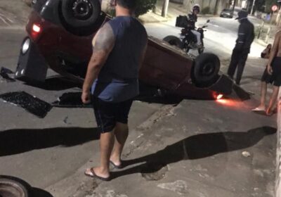 Carro capota no bairro Piedade