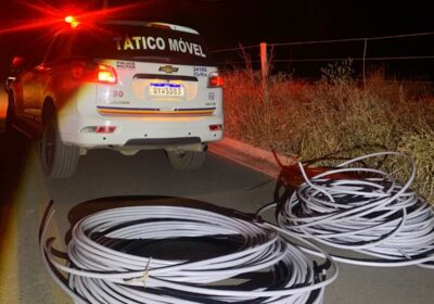 Homem é flagrado furtando cabos de energia na MG-050