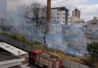 Fogo em terreno provoca intensa fumaça na região central de Itaúna