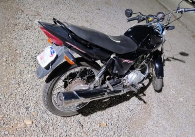 Encobre placa de moto, tenta fugir e acaba enquadrado pela PM