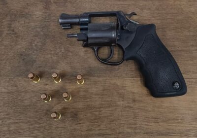 Motivação passional: homem é preso ao perseguir e apontar revólver em Santanense