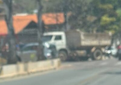 Adolescente fica gravemente ferida no pé ao ser atropelada por caminhão