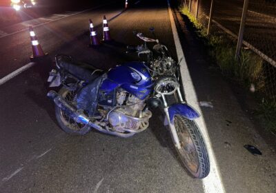 Bebeu, bateu e caiu de motocicleta, com CNH vencida, na MG-050