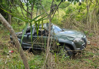 Motorista é encontrado morto após picape cair em ribanceira na MG-431