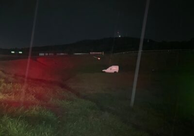 Furgão sai da pista no trevo de Itaúna e condutor é socorrido