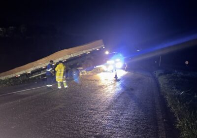 Carreta em L sai da pista próximo ao Modal e fica 24h no local