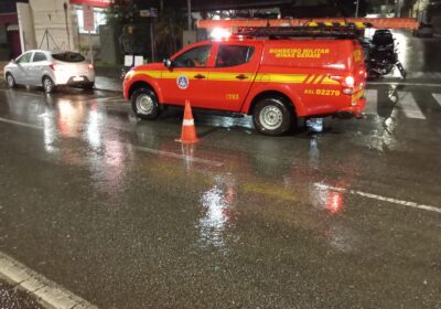 Bombeiros resgatam motorista durante a chuva na Av. Jove Soares