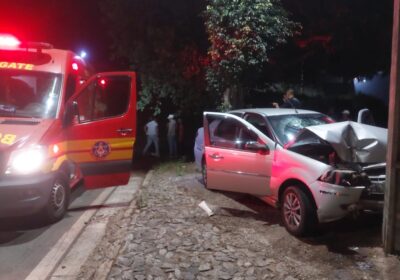 Carro bate contra poste no Várzea da Olaria
