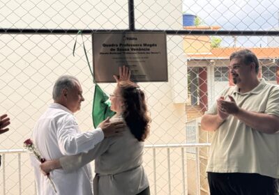 Professora é homenageada na inauguração da quadra coberta da Escola Celuta das Neves