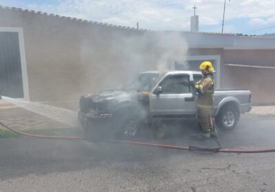 Picape pega fogo em Santanense após condutora estacionar