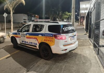 Motociclista inabilitado tenta fugir da PM e acaba preso dentro de casa em Itaúna